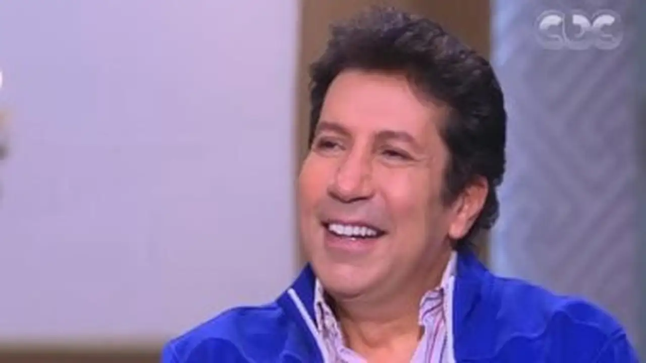عادل إمام يدافع عن مشهد شهير بعد 22 عامًا من غبى منه فيه